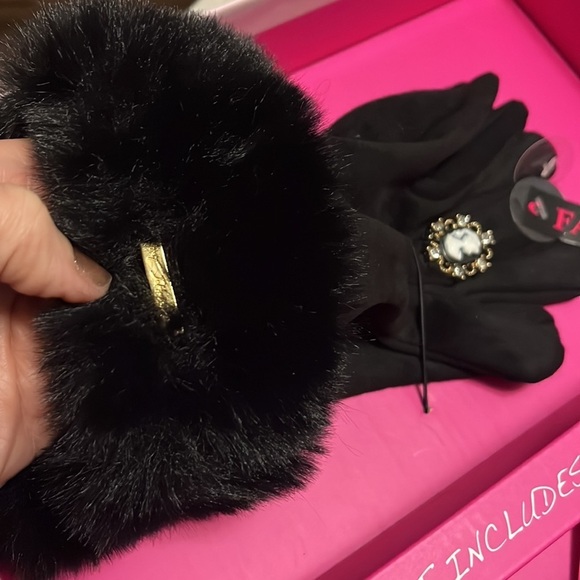 Betsey Johnson gift set, black wallet wristlet, and black gloves with fur, new - Picture 8 of 10